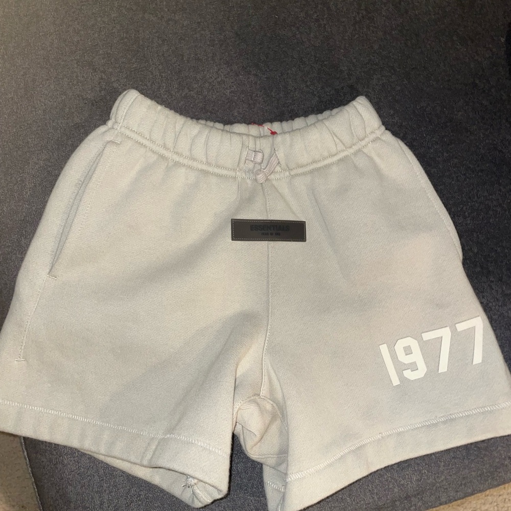 NEW 🔥 Fear of God Essentials Beige 1977 Shorts